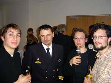 KptLt Jäger (Kdt) mit Besatzungsmitgliedern
